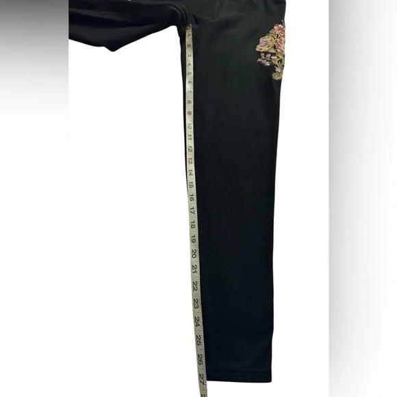 Paparazzi Black Floral Embroidery Leggings Size Small - Picture 11 of 11